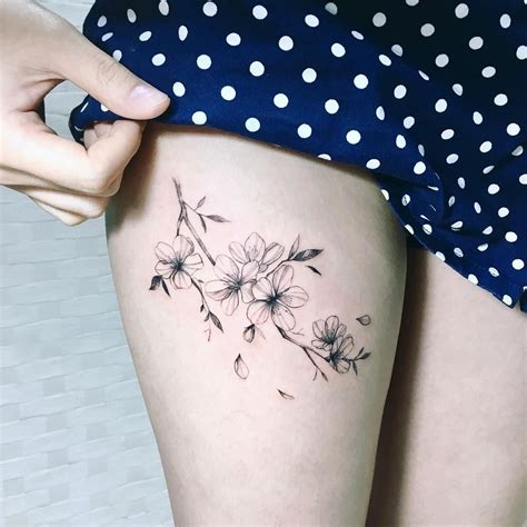 tatuagem feminina de flor na coxa|59+ Ideias de Tatuagem Feminina na Coxa